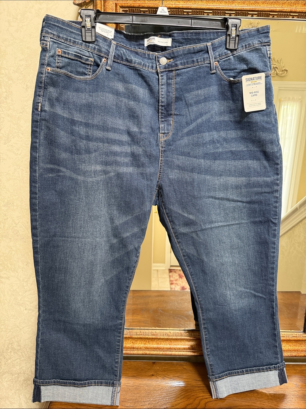 Signature Levi Strauss Signsture Gold Relaxed Blue Capri Jeans. Size 22 W36.